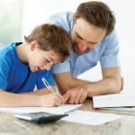 Πατέρας βοηθά το παιδί του στις σχολικές εργασίες